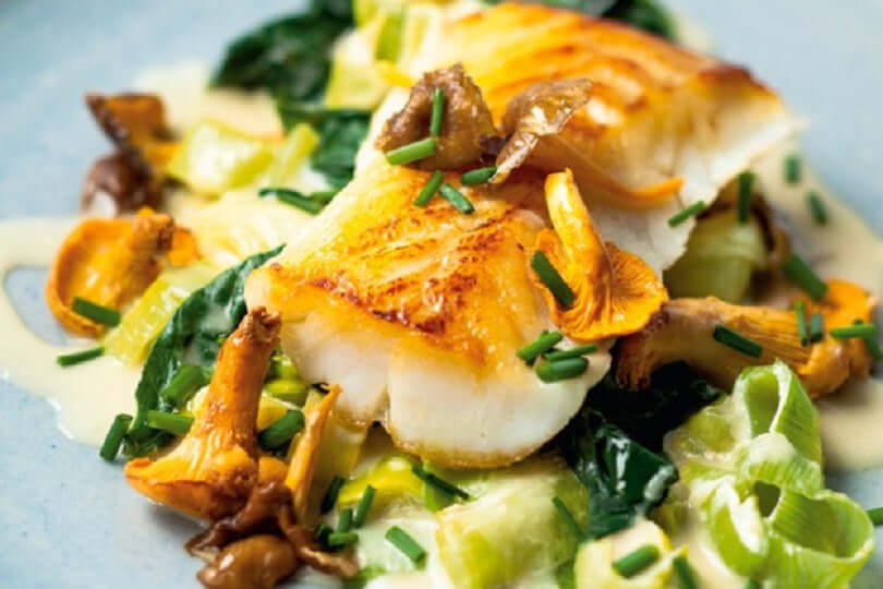 Nasello croccante con funghi e porri