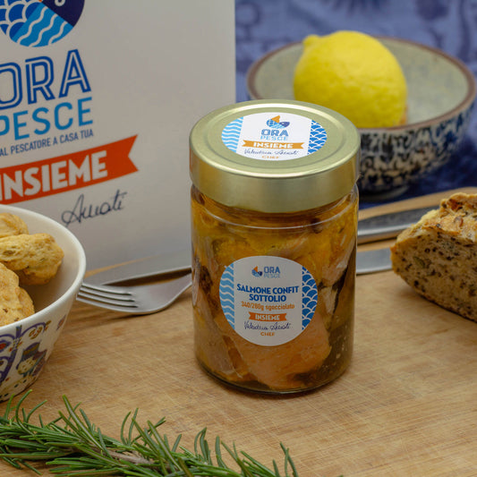Tranci di salmone confit marinato alle bacche di ginepro e aneto con finocchi e arance