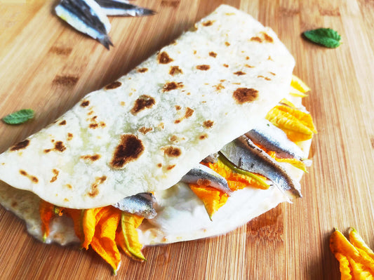 Piadina con alici marinate, mozzarella di bufala e fiori di zucca