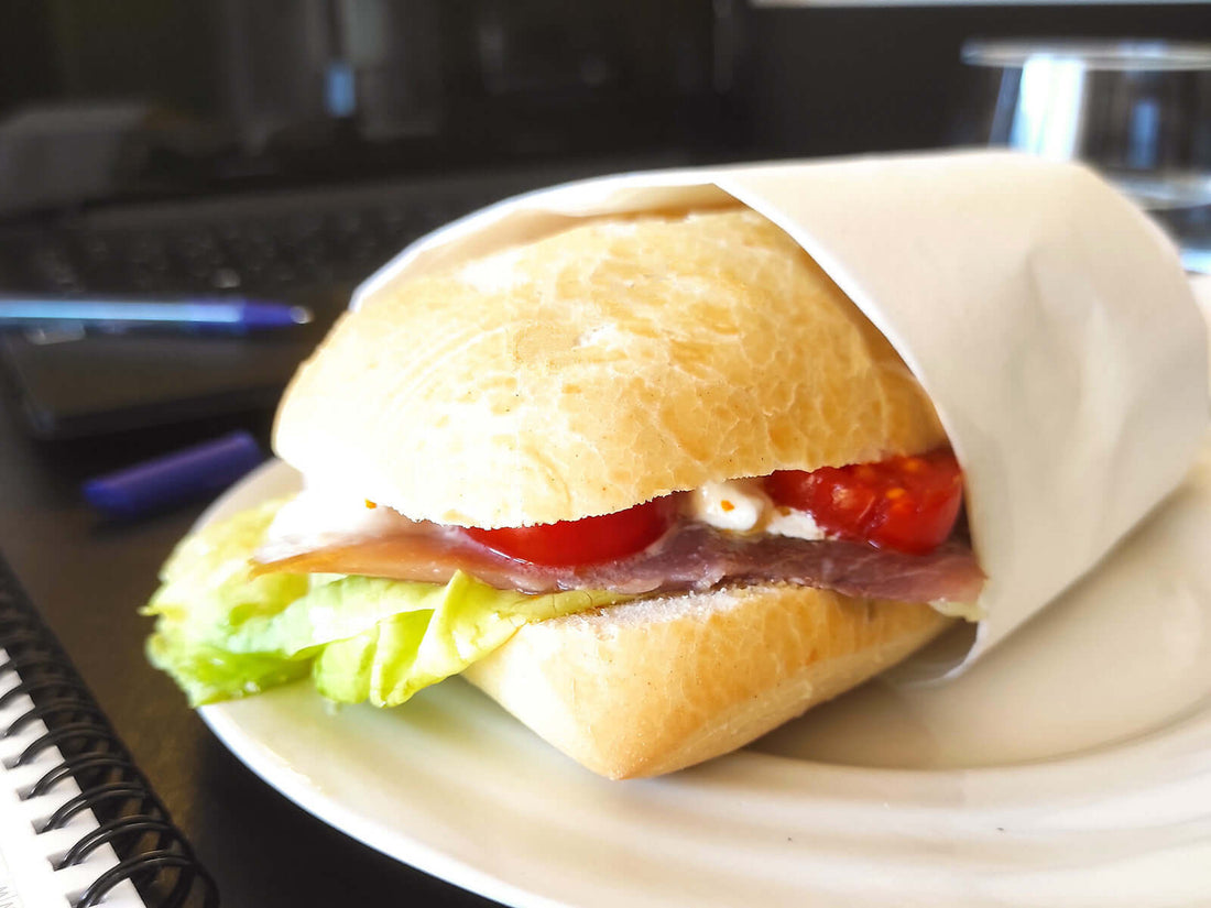 Sandwich con pesce spada affumicato, stracciatella di burrata e scorza d‚Äôarancia