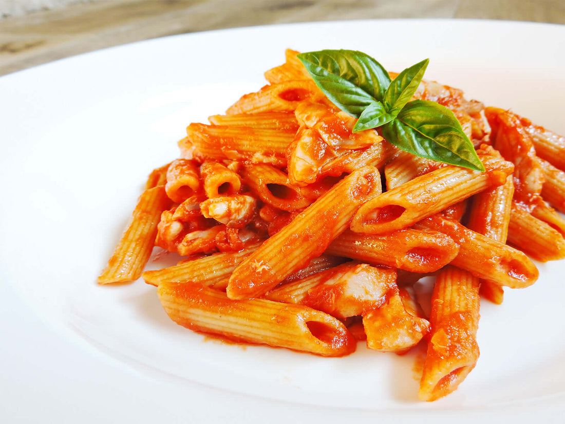 Penne al pomodoro, basilico e sgombro grigliato