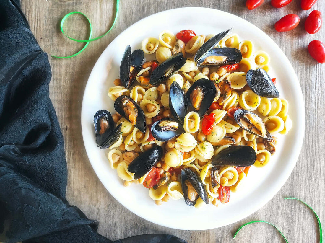 Orecchiette con cozze, ceci e pomodorini