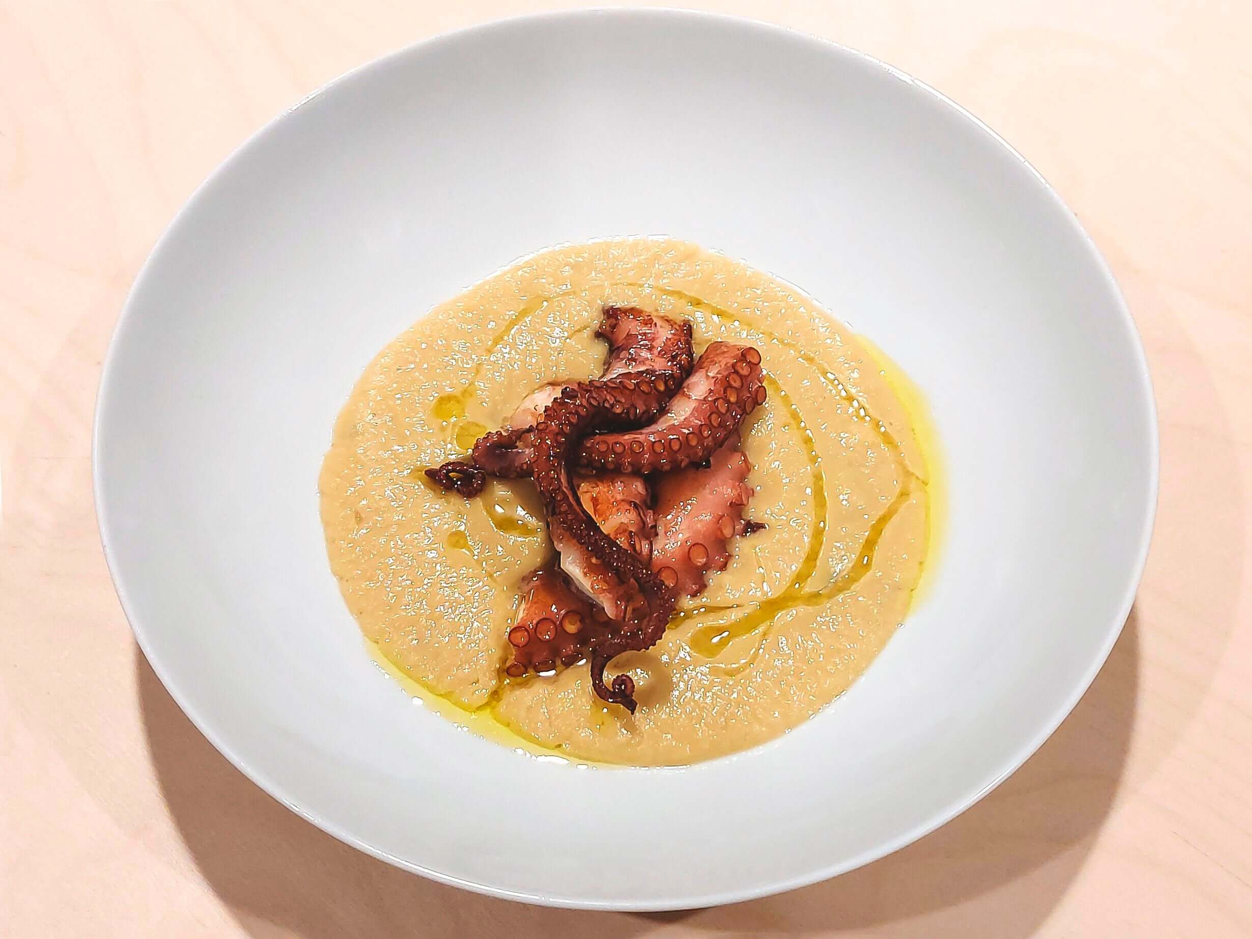 Polpo alla piastra su crema di ceci e rosmarino - Orapesce