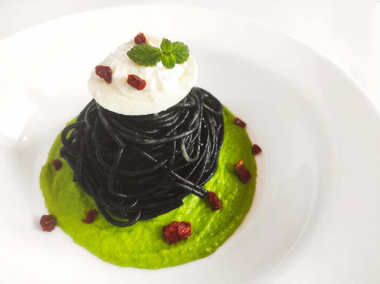 Spaghetti al nero di seppia, crema di piselli e burrata