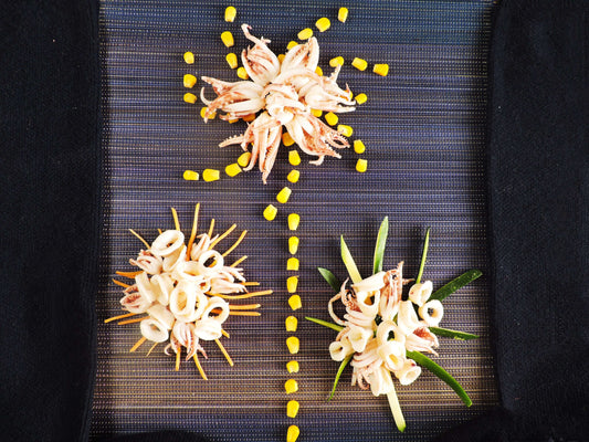 Fuochi d'artificio di totani, mais e verdure julienne