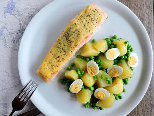 Salmone alla senape con patate, piselli e uova di quaglia