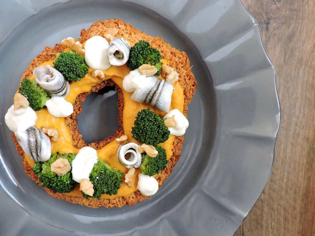 Friselle con alici marinate, crema di zucca, broccoli, taleggio e noci