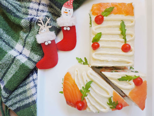 Torta tramezzino della Befana con salmone affumicato, rucola e maionese