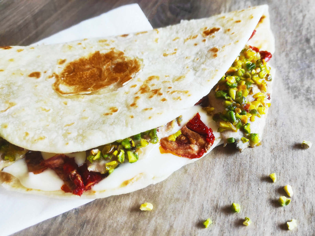 Piadina con cefalo ai pistacchi, squacquerone e pomodori secchi