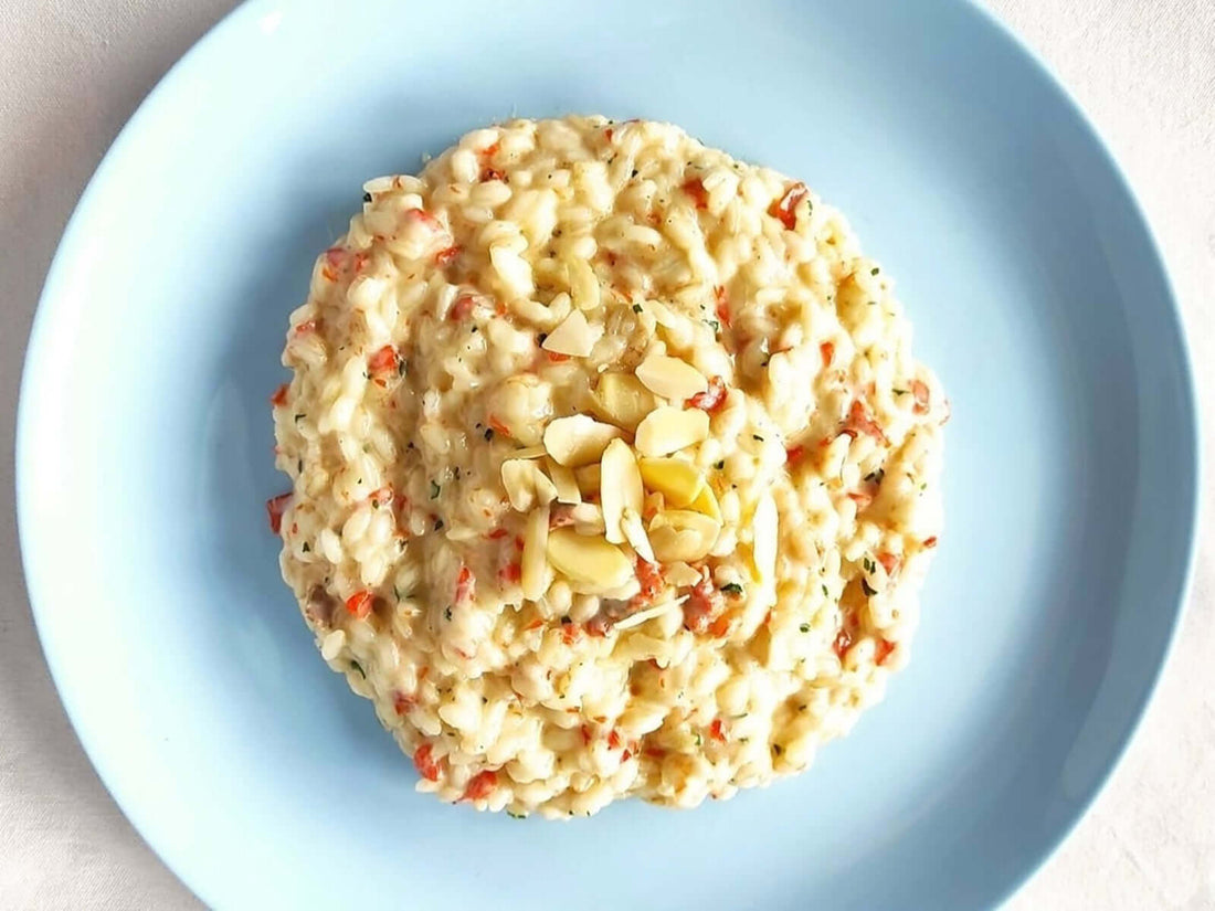 Risotto con salmone affumicato, panna e mandorle tostate