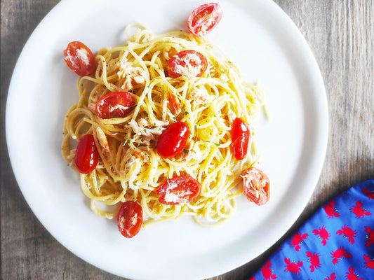 Spaghetti con polpa di granchio e datterini