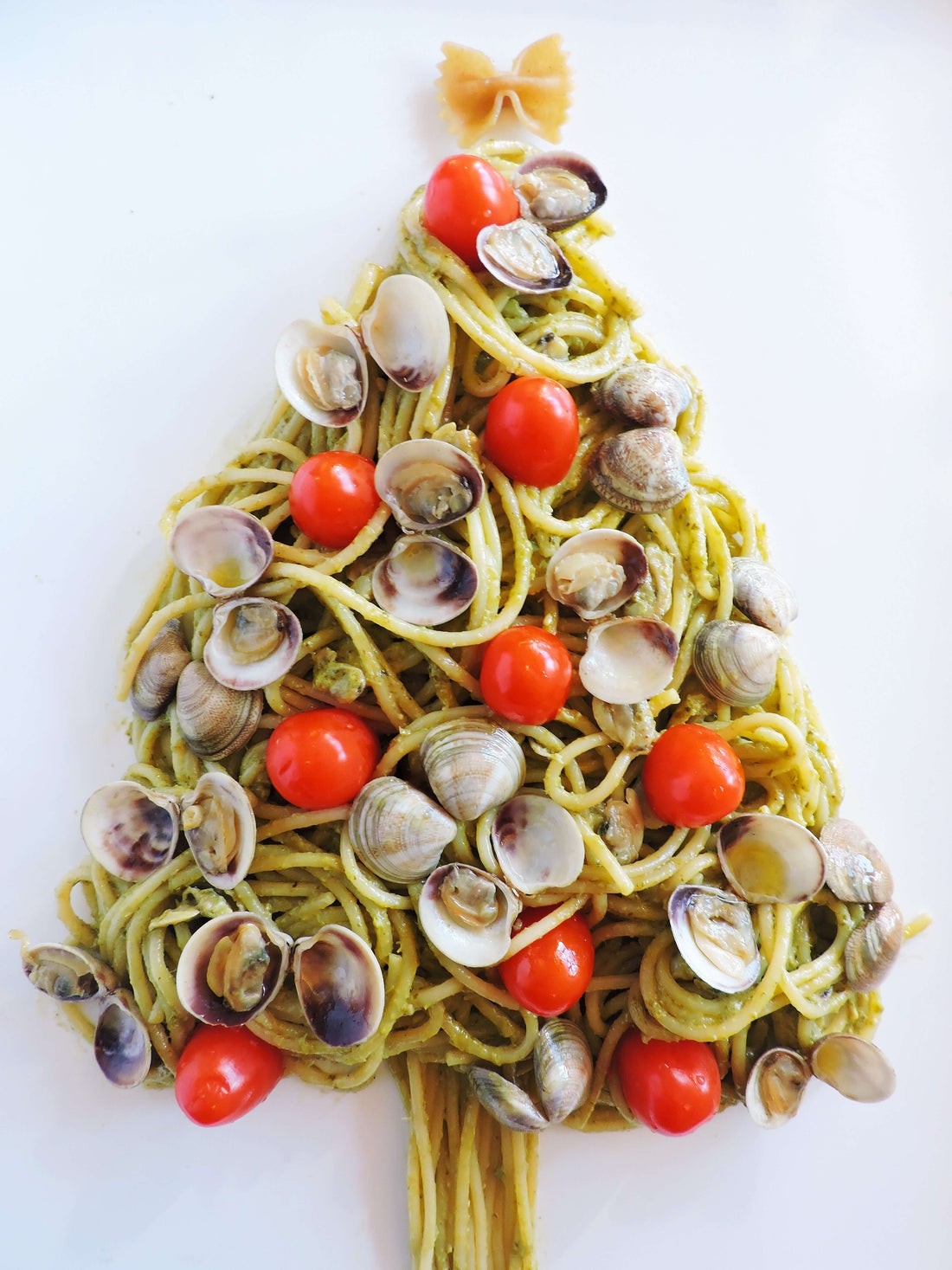 Albero di spaghetti alle vongole lupino, pesto e pomodorini