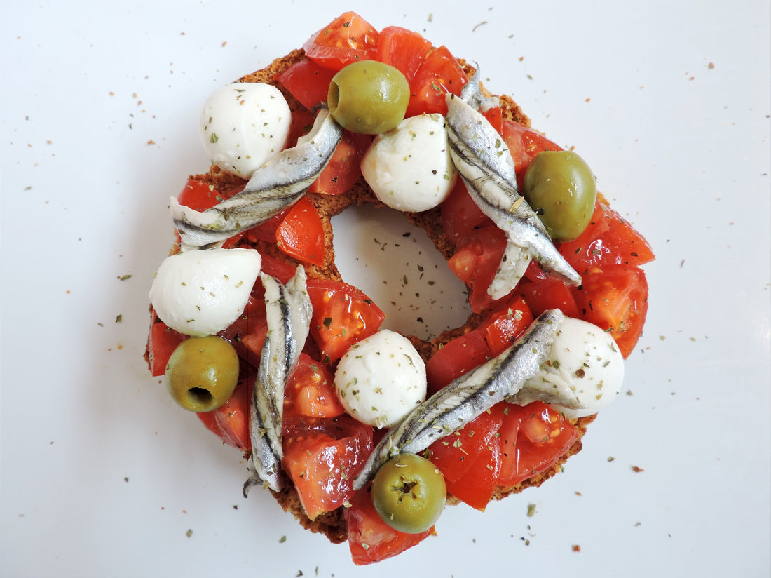 Friselle con alici marinate, pomodorini, mozzarella e olive