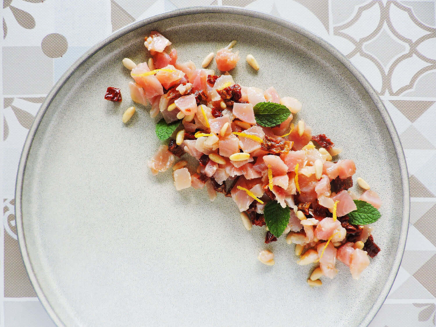 Tartare di tonno bianco al limone con pomodori secchi e pinoli tostati