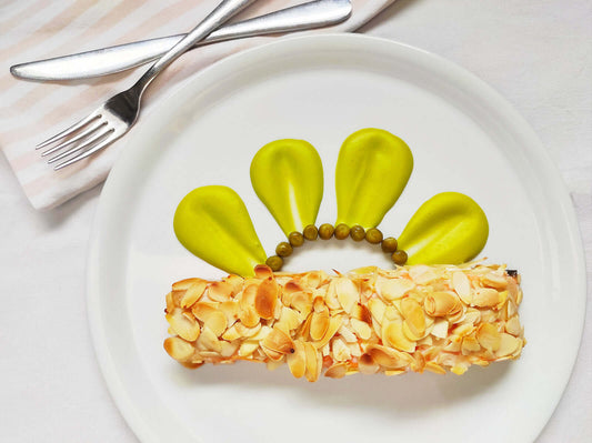 Trancio di salmone in crosta di mandorle con maionese ai piselli