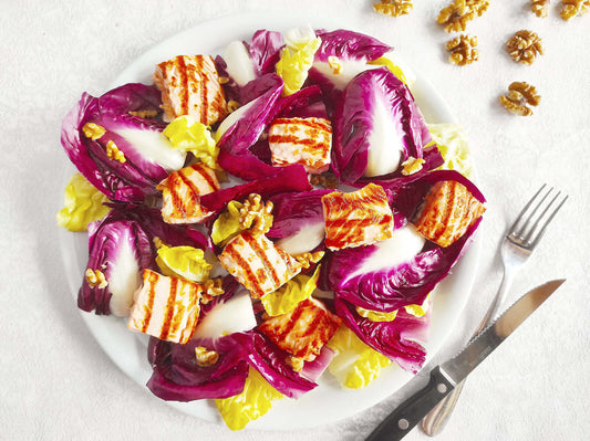 Insalata con salmone grigliato, radicchio, lattuga e noci