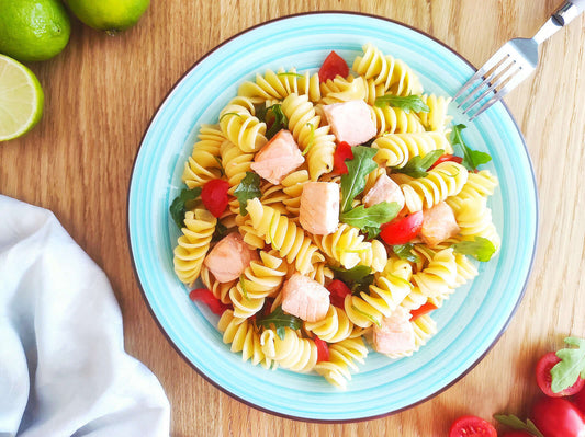 Pasta fredda al salmone, pomodorini, rucola e zeste di lime