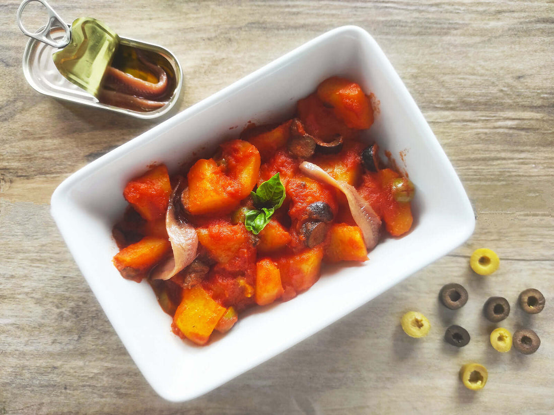 Patate al pomodoro, olive e acciughe del cantabrico