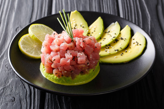 Tartare di tonno fresco con lime, avocado e sesamo